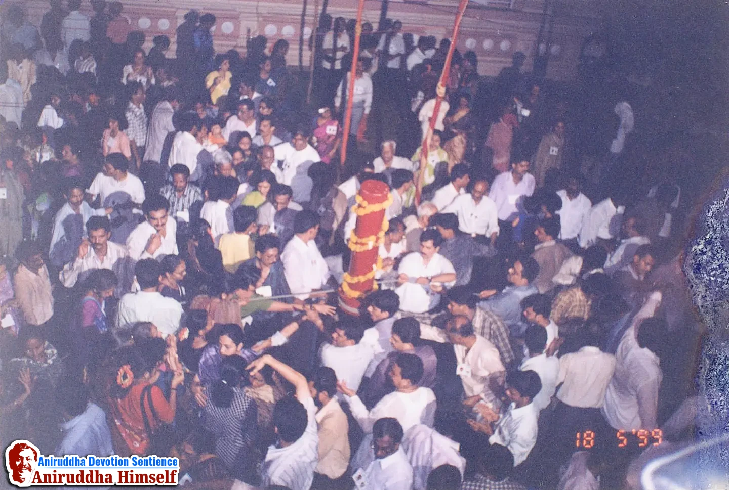 Devotess along with Sadguru Shree Aniruddha Bapu participating in the Amrut Manthan Vidhi at Goa Rasayatra in the year 1999