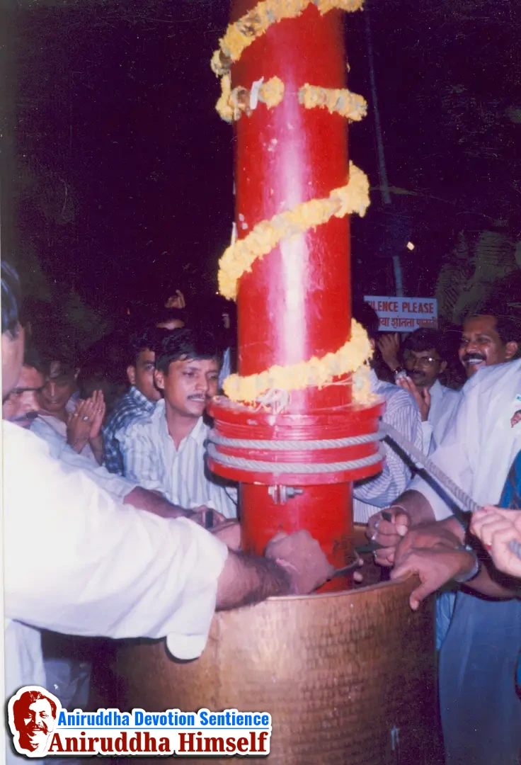 Devotess along with Sadguru Shree Aniruddha Bapu participating in the Amrut Manthan Vidhi at Goa Rasayatra in the year 1999
