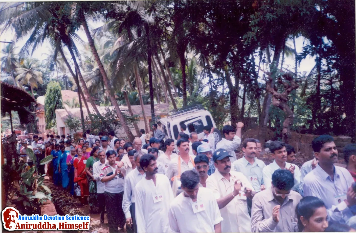 Shraddhavans along with Sadguru Shree Aniruddha Bapu enjoying at Shree Kshetra Mangeshi and Shantadurga Goa Rasyatra in the year 1999
