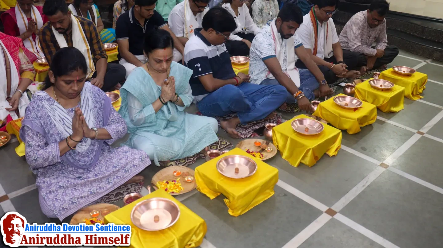 Shraddhavans performing Panchakumbhaabhishek at Gurukul, Juinagar on the occasion of Ashwattha Maruti Poojan