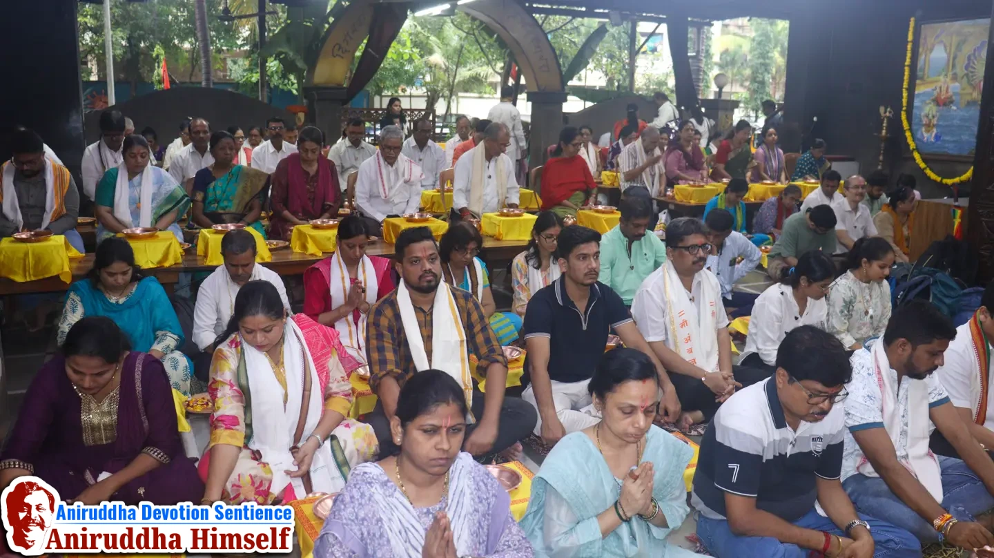Shraddhavans performing Panchakumbhaabhishek at Gurukul, Juinagar on the occasion of Ashwattha Maruti Poojan