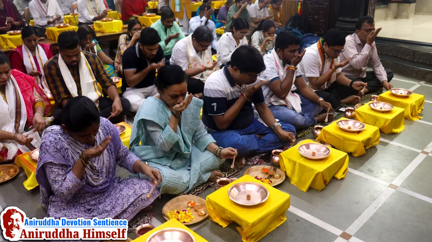 Shraddhavans performing Panchakumbhaabhishek at Gurukul, Juinagar on the occasion of Ashwattha Maruti Poojan