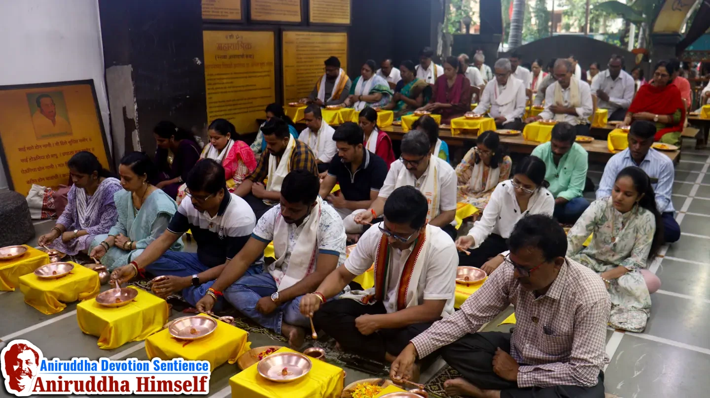 Shraddhavans performing Panchakumbhaabhishek at Gurukul, Juinagar on the occasion of Ashwattha Maruti Poojan