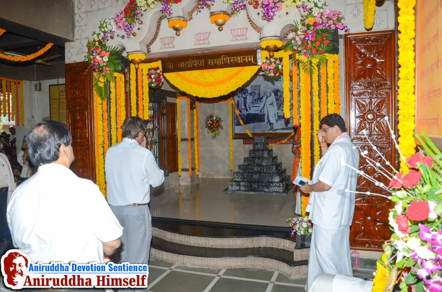 Sadguru Shree Aniruddha Bapu taking darshan of deties at Gurukul Juinagar