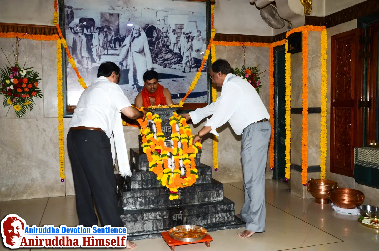 Sadguru Shree Aniruddha Bapu taking darshan of deties at Gurukul Juinagar