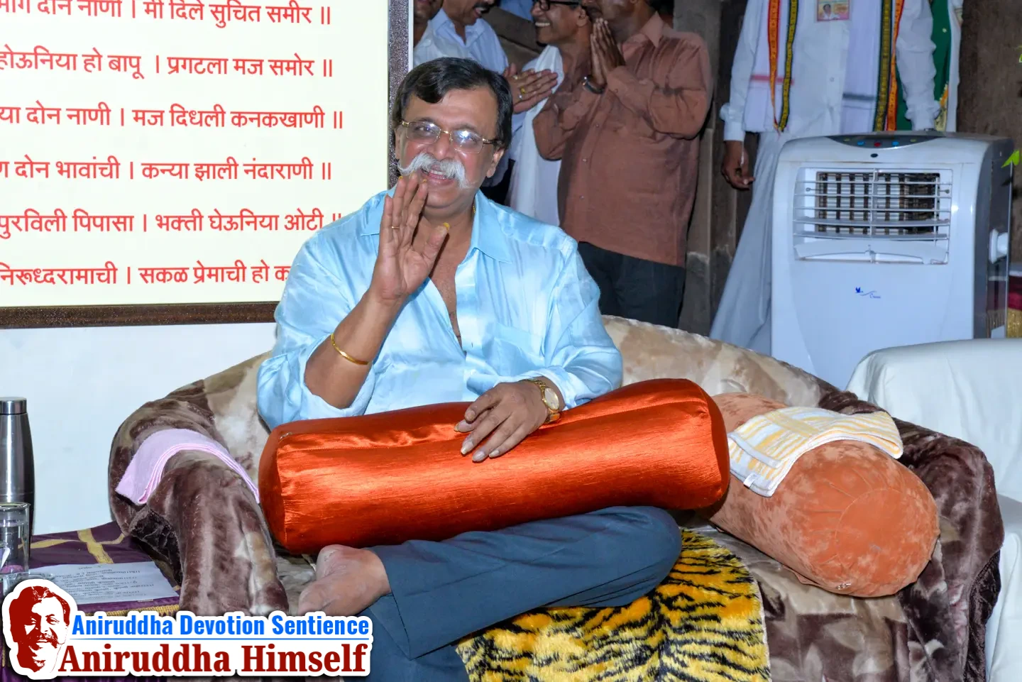 Sadguru Shree Aniruddha Bapu taking darshan of deties at Gurukul Juinagar