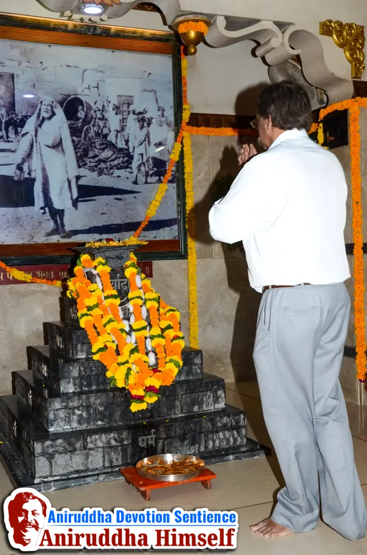 Sadguru Shree Aniruddha Bapu taking darshan of deties at Gurukul Juinagar