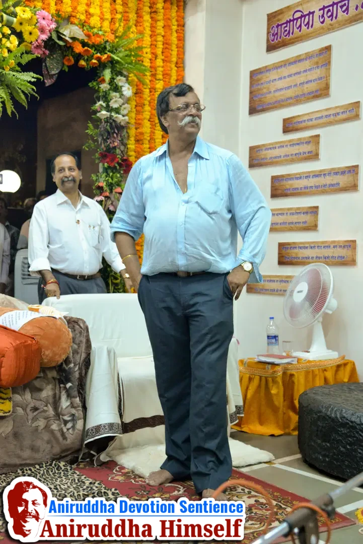 Sadguru Shree Aniruddha Bapu taking darshan of deties at Gurukul Juinagar