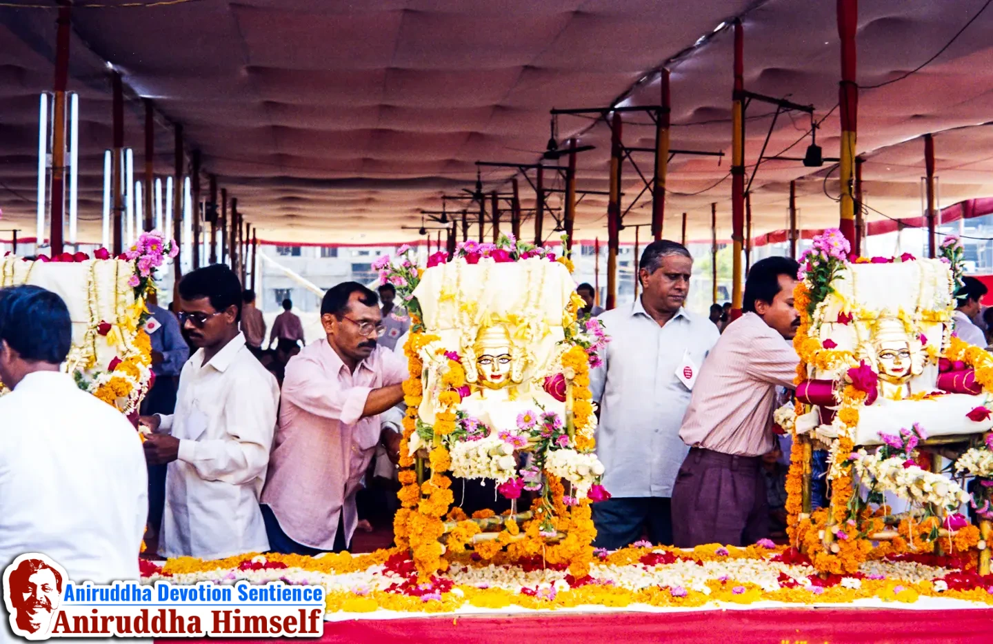 Shraddhavans welcoming the Idols of Mahakali, Mahasaraswati and Shantadurga at Gurukul, Juinagar