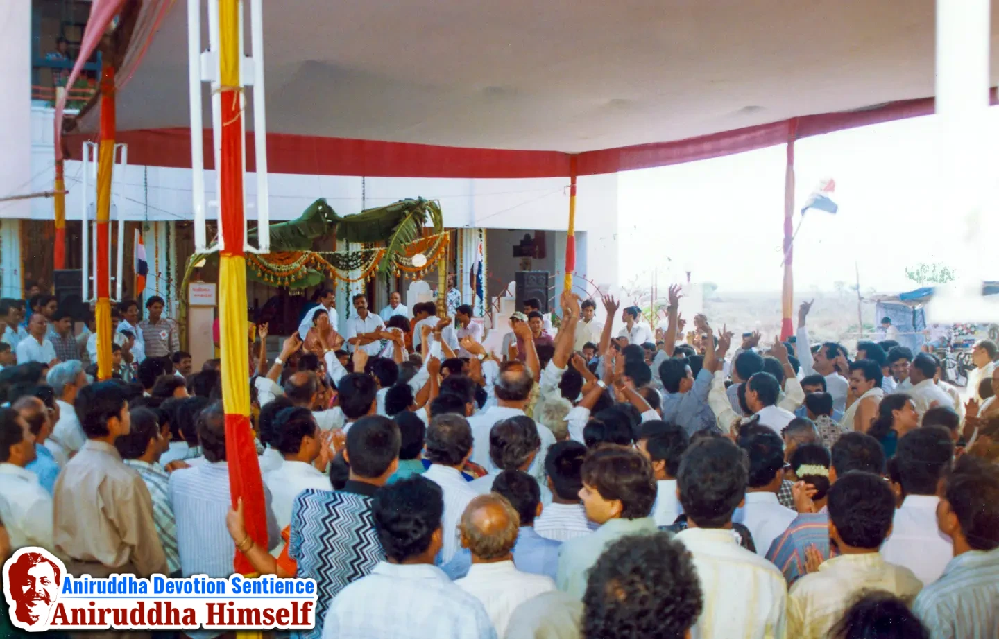 Shraddhavans welcoming the Idols of Mahakali, Mahasaraswati and Shantadurga at Gurukul, Juinagar