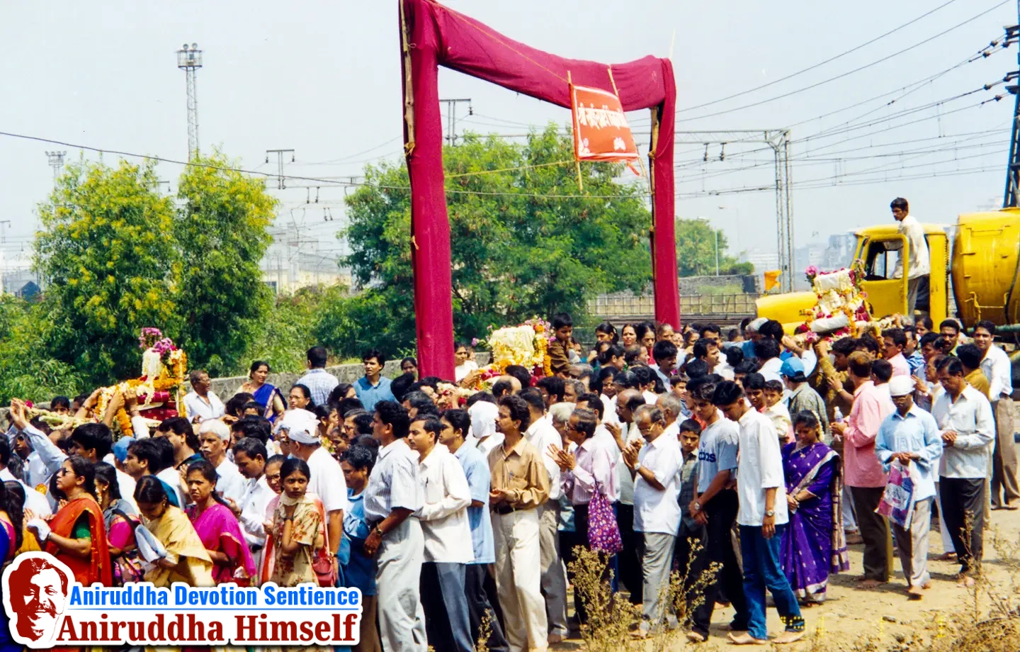 Shraddhavans welcoming the Idols of Mahakali, Mahasaraswati and Shantadurga at Gurukul, Juinagar