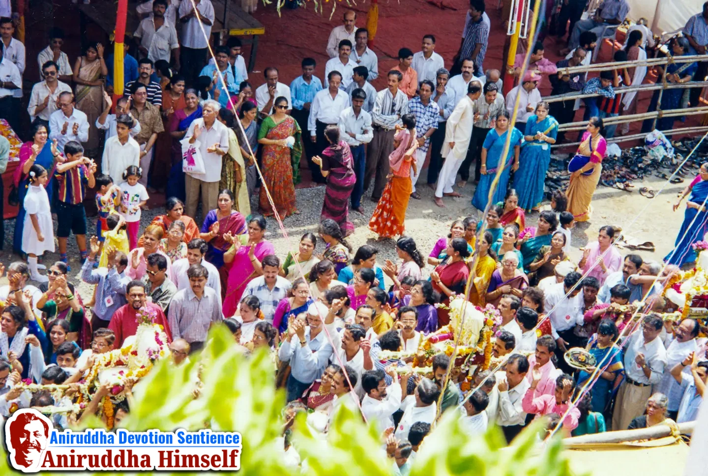 Shraddhavans welcoming the Idols of Mahakali, Mahasaraswati and Shantadurga at Gurukul, Juinagar