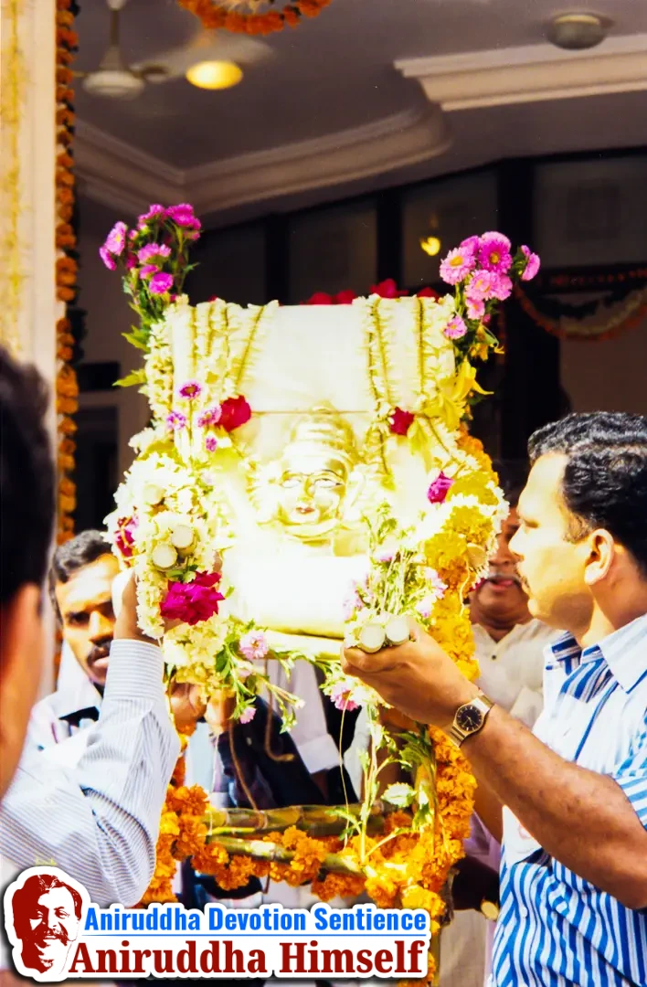 Shraddhavans welcoming the Idols of Mahakali, Mahasaraswati and Shantadurga at Gurukul, Juinagar