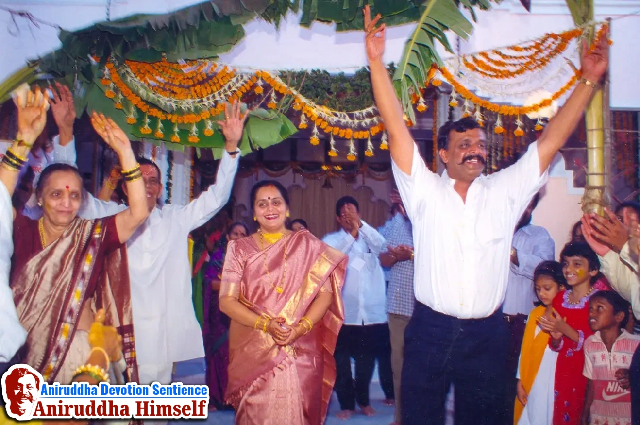 Shraddhavans welcoming the Idols of Mahakali, Mahasaraswati and Shantadurga at Gurukul, Juinagar