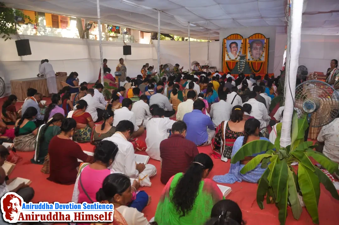 Shraddhavans reciting the adhyay from Shree Saisatcharit at Aadyapipa Saisatcharit Pathan Kaksha at Shree Harigurugram on the occasion of Shree Ramnavmi
