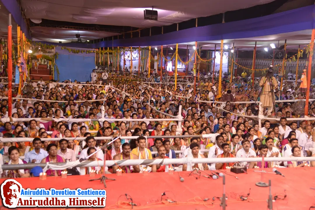Shraddhavans performing Aarti during Shree Ramnavmi Utsav at Shree Harigurugram