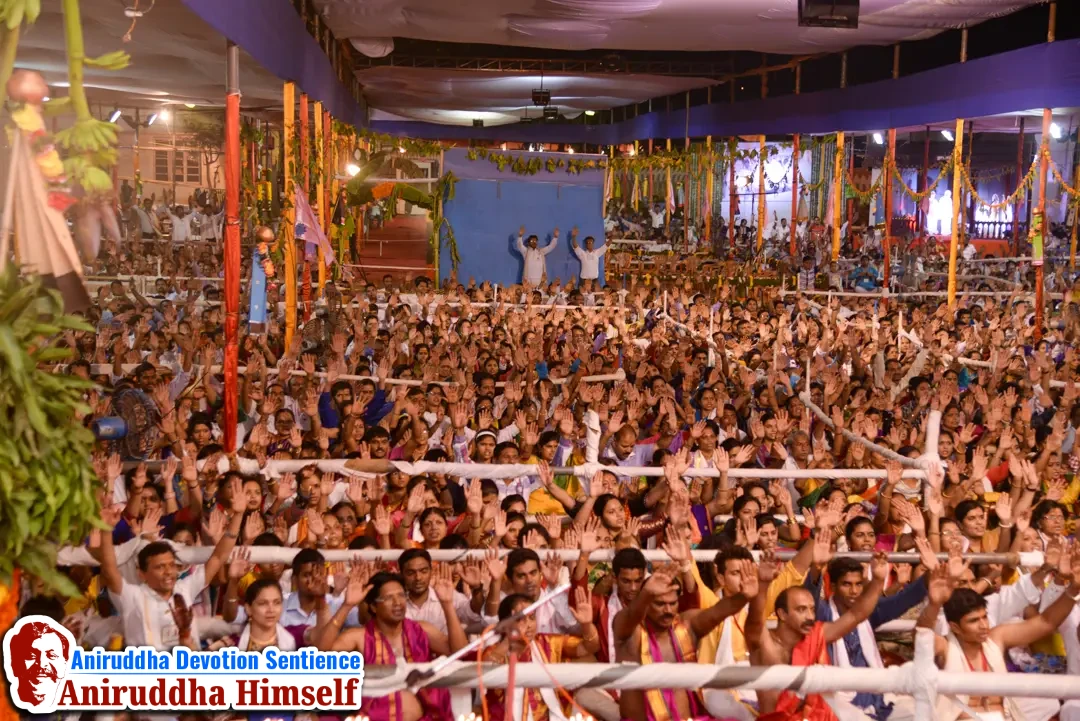 Shraddhavans performing Aarti during Shree Ramnavmi Utsav at Shree Harigurugram