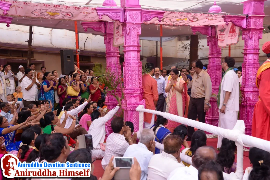 Shraddhavans taking darshan of Sadguru Shree Aniruddha Bapu on the auspicious occasion of Ramnavmi at Shree Harigurugram