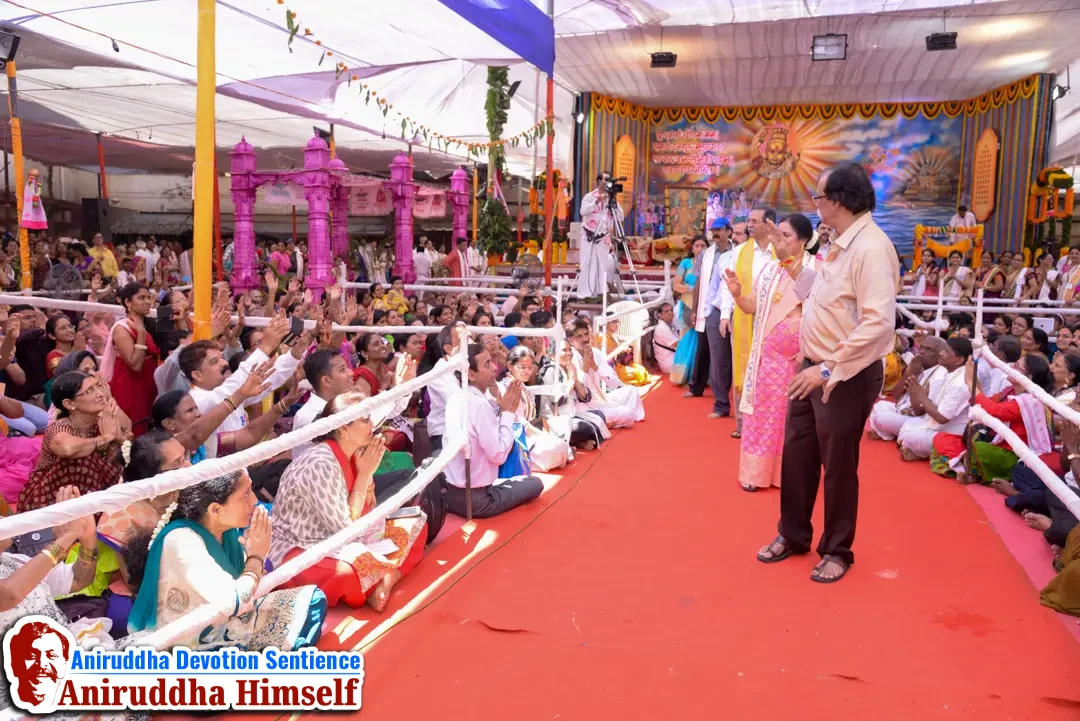Shraddhavans taking darshan of Sadguru Shree Aniruddha Bapu on the auspicious occasion of Ramnavmi at Shree Harigurugram