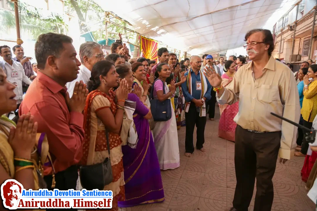 Shraddhavans taking darshan of Sadguru Shree Aniruddha Bapu on the auspicious occasion of Ramnavmi at Shree Harigurugram