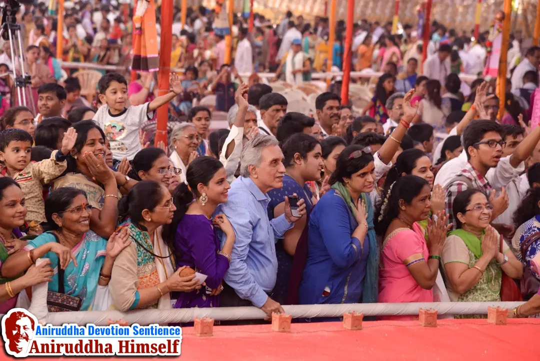 Shraddhavans taking darshan of Sadguru Shree Aniruddha Bapu on the auspicious occasion of Ramnavmi at Shree Harigurugram