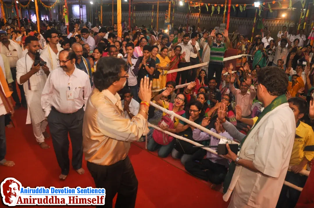 Sadguru Shree Aniruddha Bapu blessing Shraddhavans on the auspicious occasion of Ramnavmi at  Shree Harigurugram