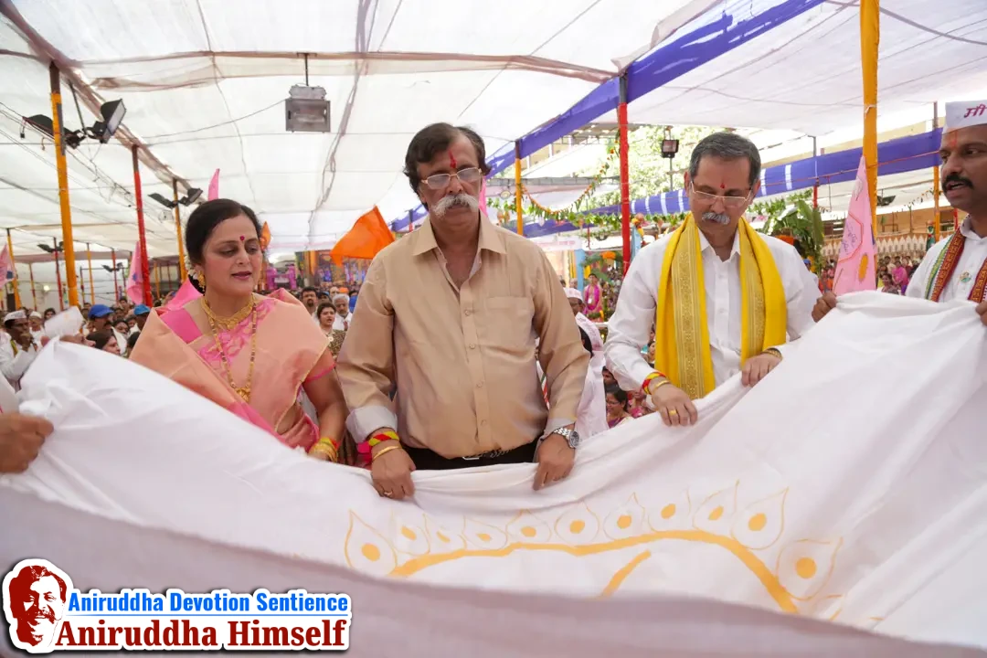 Sadguru Shree Aniruddha Bapu performs 'Talibharan' amidst the powerful chants of ‘Raksh Raksh Sainath,’ ‘Shree Sainath Maharaj Ki Jai,’ and ‘Ude Ga Ambe Ude' during Shree Ramnavmi Utsav at Shree Harigurugram