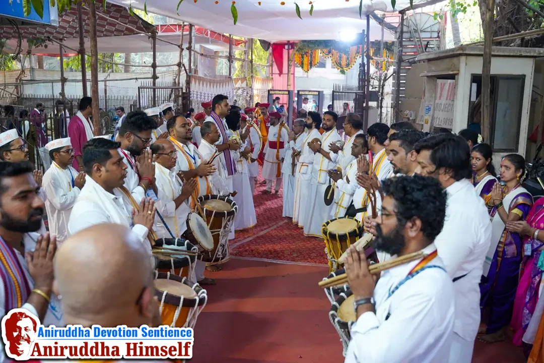 The Swayambhu 'Matrupaashan' arrives at Shree Harigurugram, Bandra amid the auspicious sounds of the Mangal Vaadya. Shraddhavans welcome it for the first time at Shree Ramnavami Utsav with great devotion and enthusiasm at Shree Harigurugram