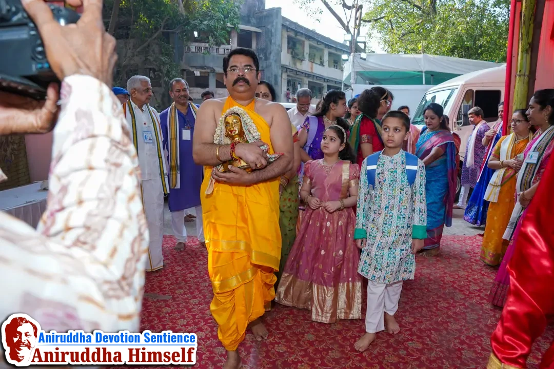 The Swayambhu 'Matrupaashan' arrives at Shree Harigurugram, Bandra amid the auspicious sounds of the Mangal Vaadya. Shraddhavans welcome it for the first time at Shree Ramnavami Utsav with great devotion and enthusiasm at Shree Harigurugram