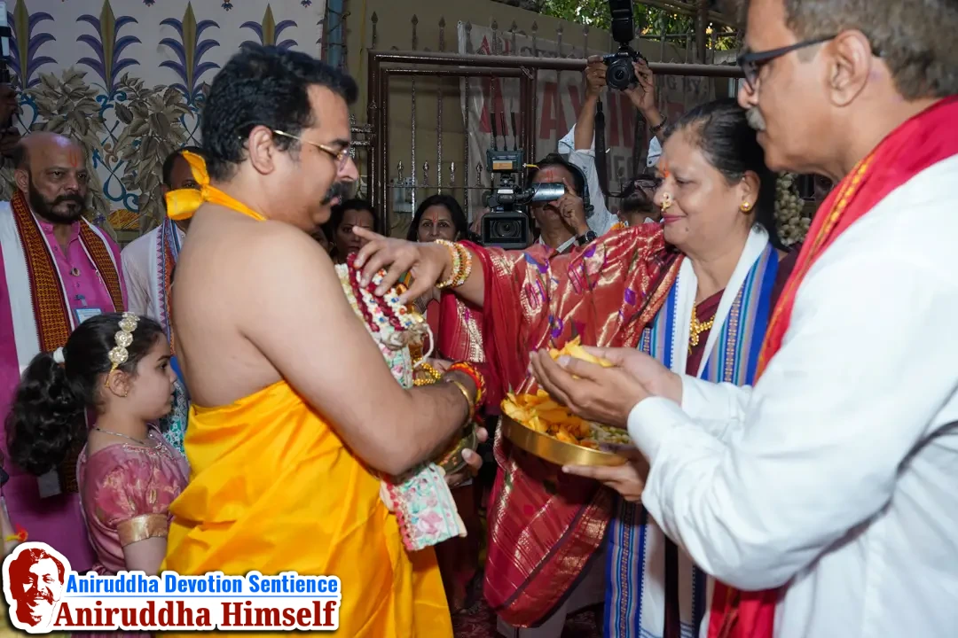 The Swayambhu 'Matrupaashan' arrives at Shree Harigurugram, Bandra amid the auspicious sounds of the Mangal Vaadya. Shraddhavans welcome it for the first time at Shree Ramnavami Utsav with great devotion and enthusiasm at Shree Harigurugram