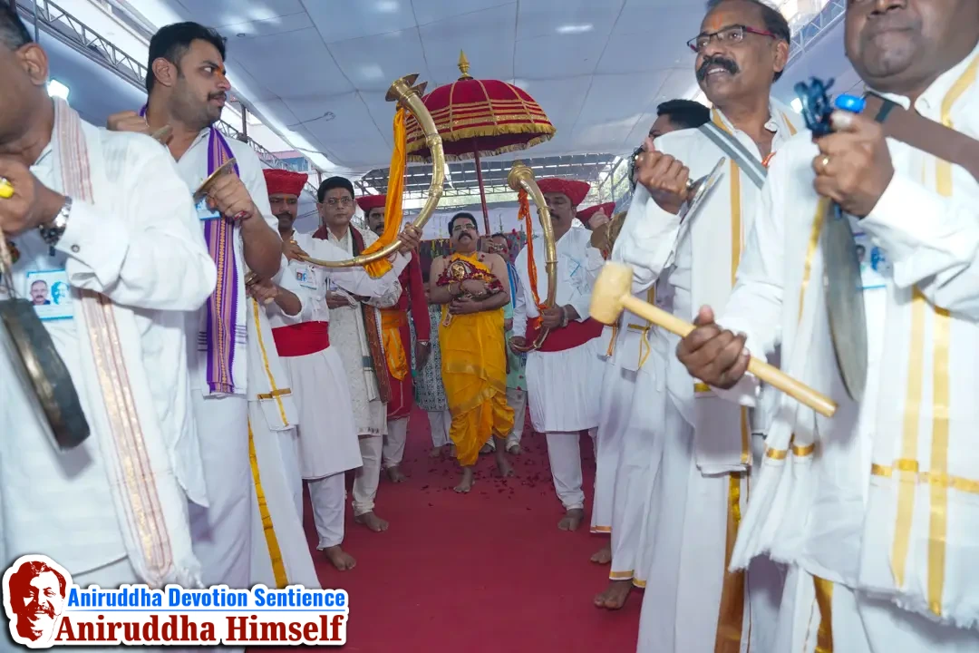 The Swayambhu 'Matrupaashan' arrives at Shree Harigurugram, Bandra amid the auspicious sounds of the Mangal Vaadya. Shraddhavans welcome it for the first time at Shree Ramnavami Utsav with great devotion and enthusiasm at Shree Harigurugram
