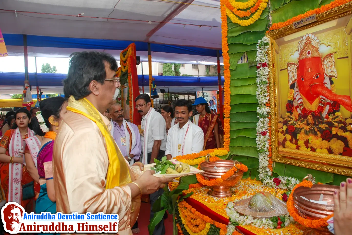 During the Shreeshwasam Utsav held in 2015, Sadguru Shree Aniruddha unveiled the twenty-five divinely arranged pictures with offerings of tender coconut (shahale), wheat, and flower garlands in the Parikrama Kaksha at Shree Harigurugram