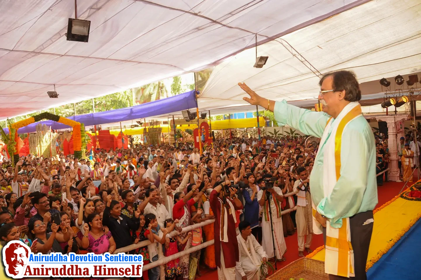Sadguru Aniruddha Bapu blessing Shraddhavans at Shree Harigurugram on the occasion of Shree Shwasam Utsav held in the year 2015