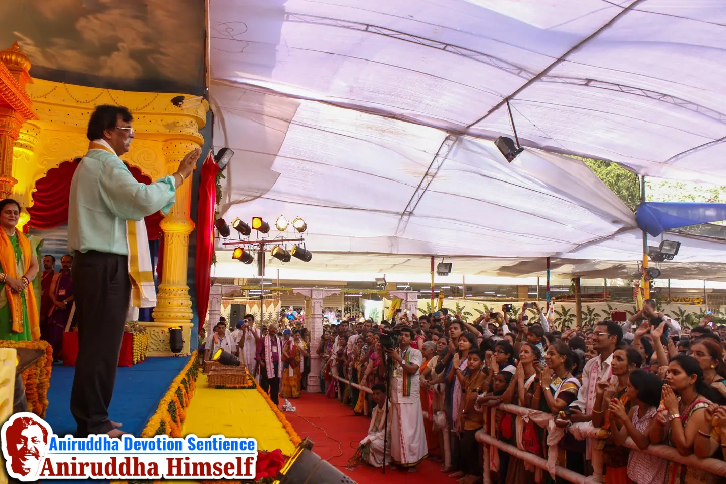 Sadguru Aniruddha Bapu blessing Shraddhavans at Shree Harigurugram on the occasion of Shree Shwasam Utsav held in the year 2015