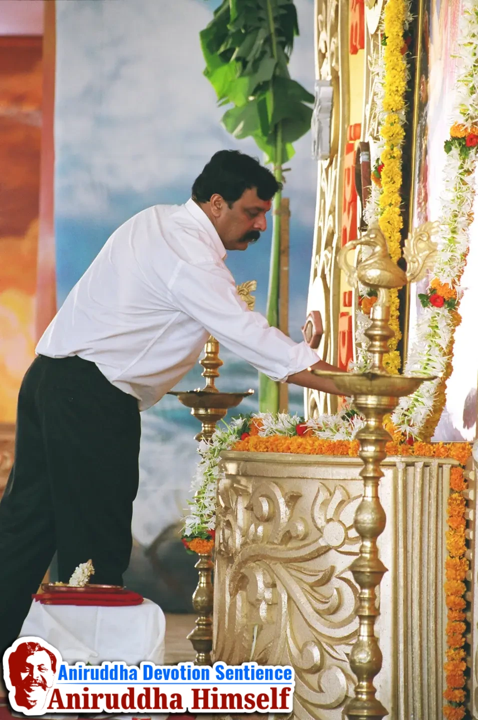 Sadguru Shree Aniruddha Bapu at Shree Tripada Gayatri Mahotsav held in 2004 at Andheri Sports Complex