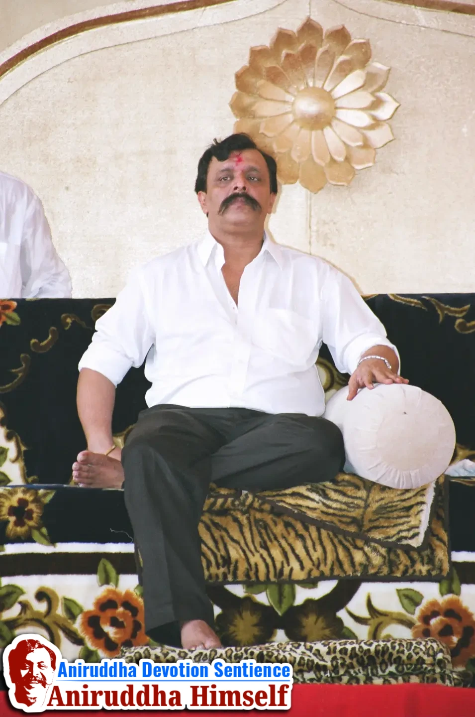 Sadguru Shree Aniruddha Bapu at Shree Tripada Gayatri Mahotsav held in 2004 at Andheri Sports Complex