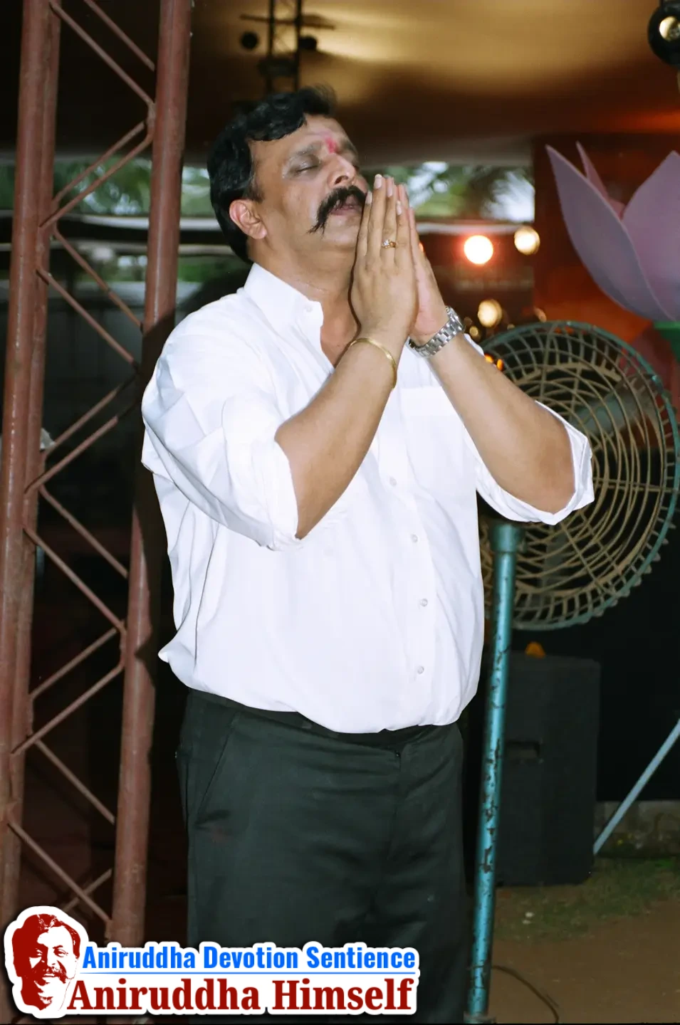 Sadguru Shree Aniruddha Bapu at Shree Tripada Gayatri Mahotsav held in 2004 at Andheri Sports Complex