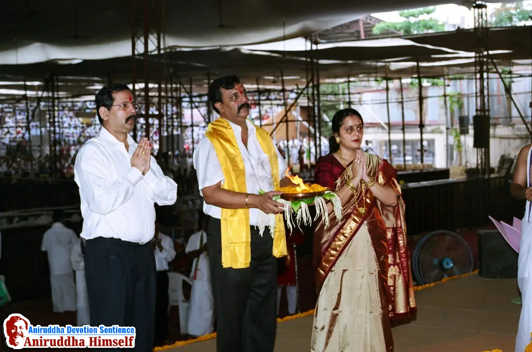 Sadguru Shree Aniruddha Bapu performing Aarti of Gayatri Maata at Shree Tripada Gayatri Mahotsav held in 2004 at Andheri Sports Complex
