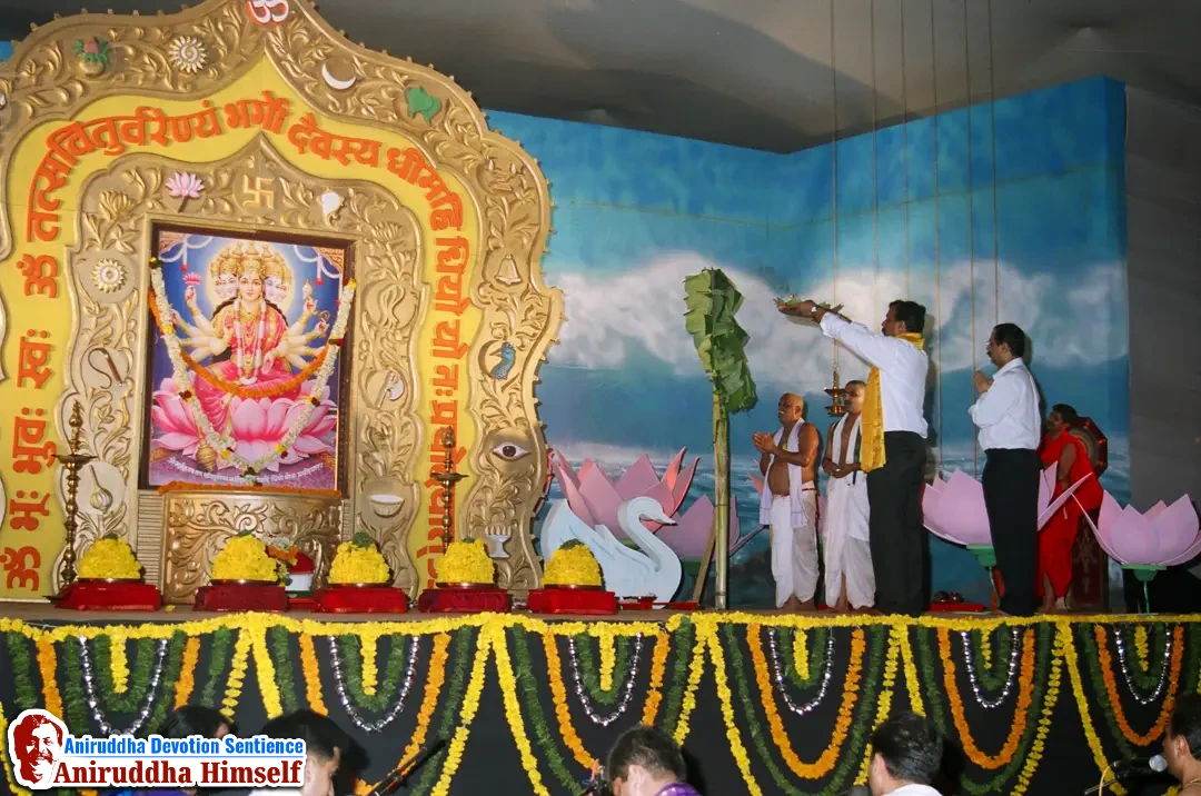 Sadguru Shree Aniruddha Bapu performing Aarti of Gayatri Maata at Shree Tripada Gayatri Mahotsav held in 2004 at Andheri Sports Complex
