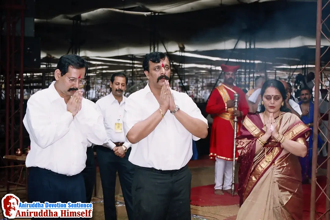 Sadguru Shree Aniruddha Bapu at Shree Tripada Gayatri Mahotsav held in 2004 at Andheri Sports Complex