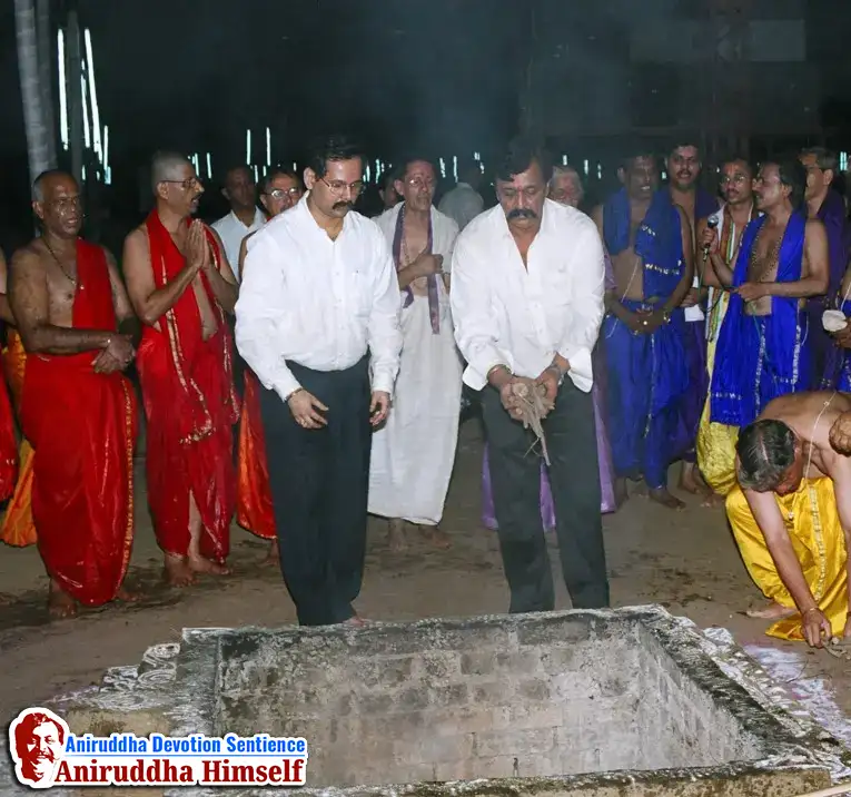 Sadguru Shree Aniruddha Bapu at Shree Tripada Gayatri Mahotsav held in 2004 at Andheri Sports Complex
