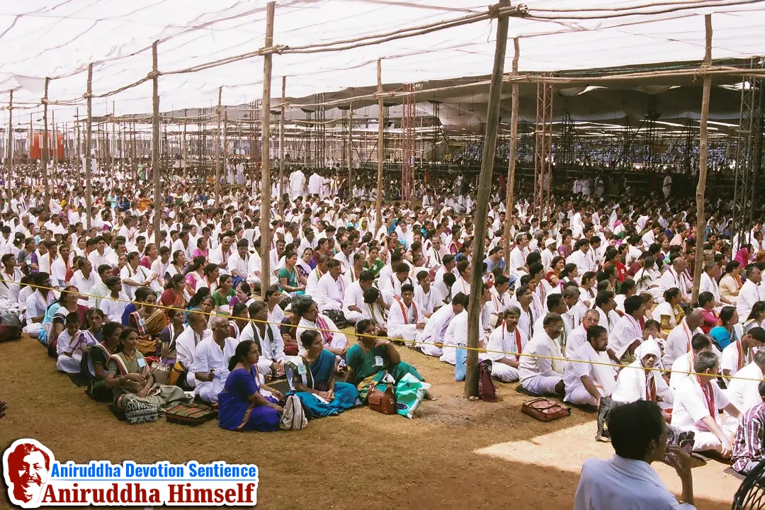 Shraddhavans (Japak) chanting the Tripada Gayatri Mantra during Shree Tripada Gayatri Mahotsav held in 2004