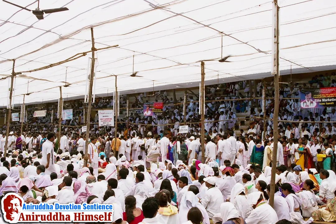 Shraddhavans (Japak) chanting the Tripada Gayatri Mantra during Shree Tripada Gayatri Mahotsav held in 2004