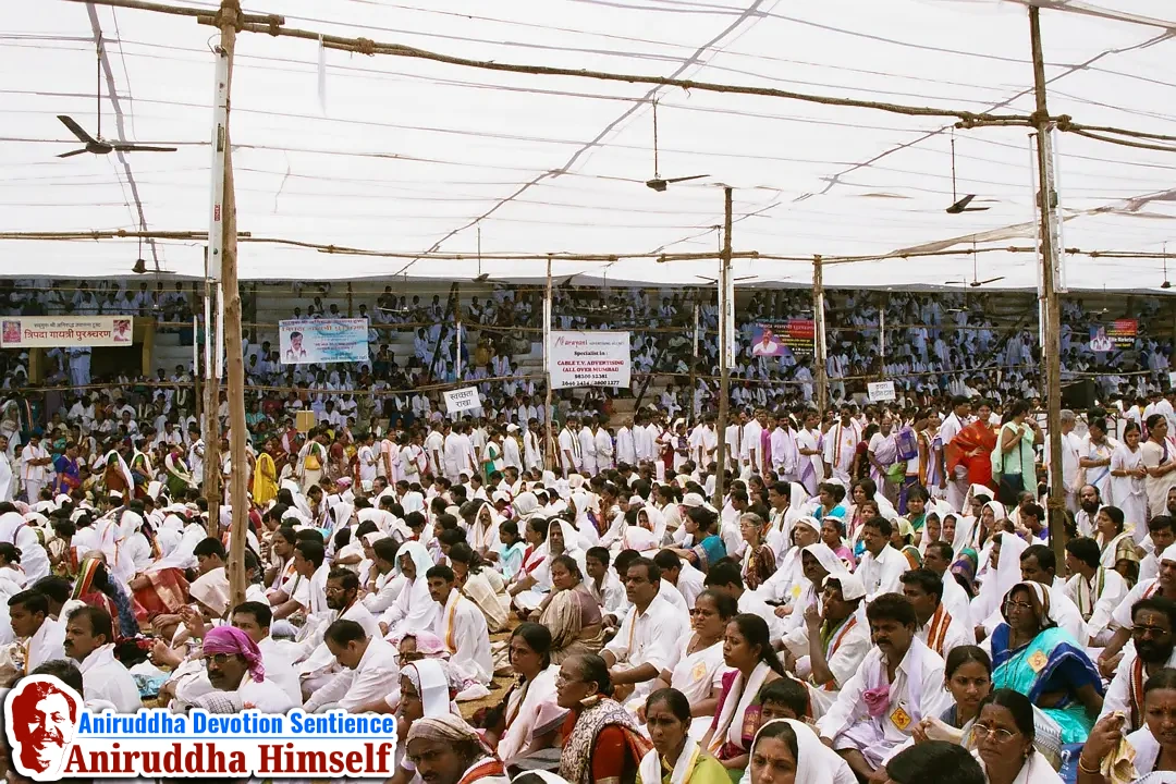 Shraddhavans (Japak) chanting the Tripada Gayatri Mantra during Shree Tripada Gayatri Mahotsav held in 2004