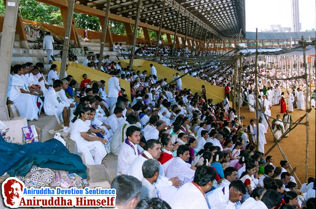 Shraddhavans (Japak) chanting the Tripada Gayatri Mantra during Shree Tripada Gayatri Mahotsav held in 2004