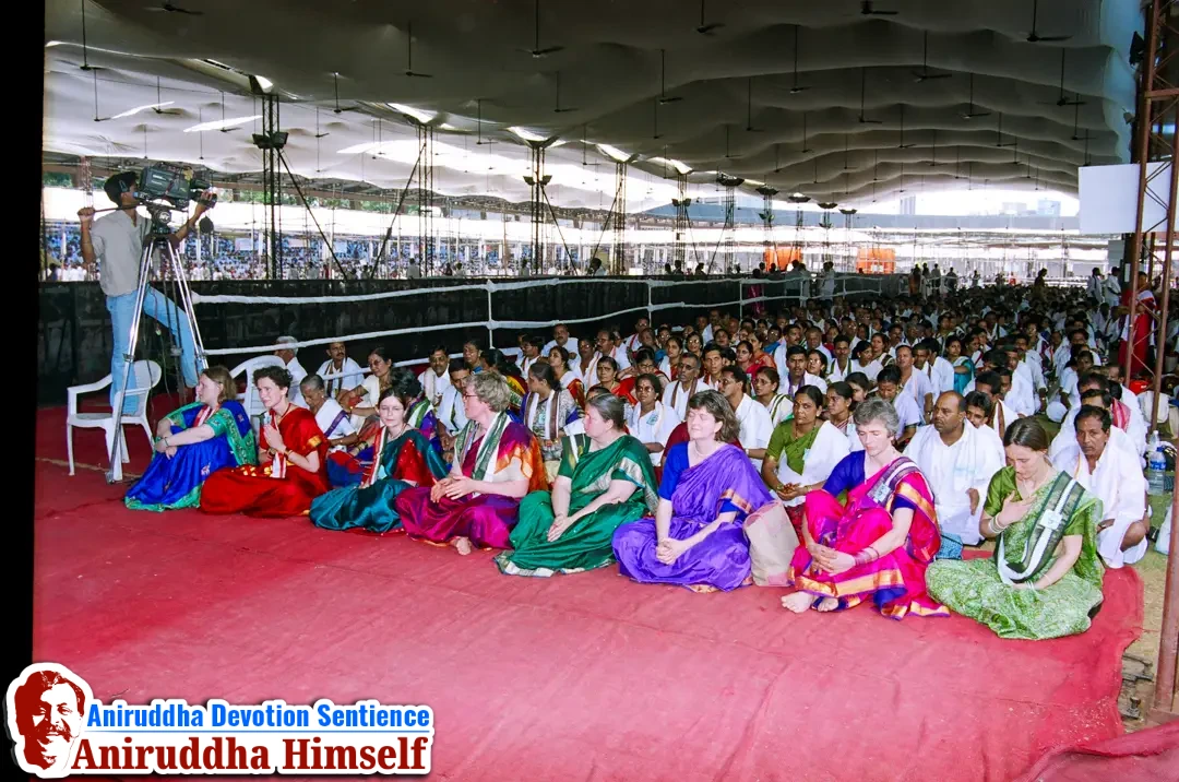 Shraddhavans (Japak) chanting the Tripada Gayatri Mantra during Shree Tripada Gayatri Mahotsav held in 2004