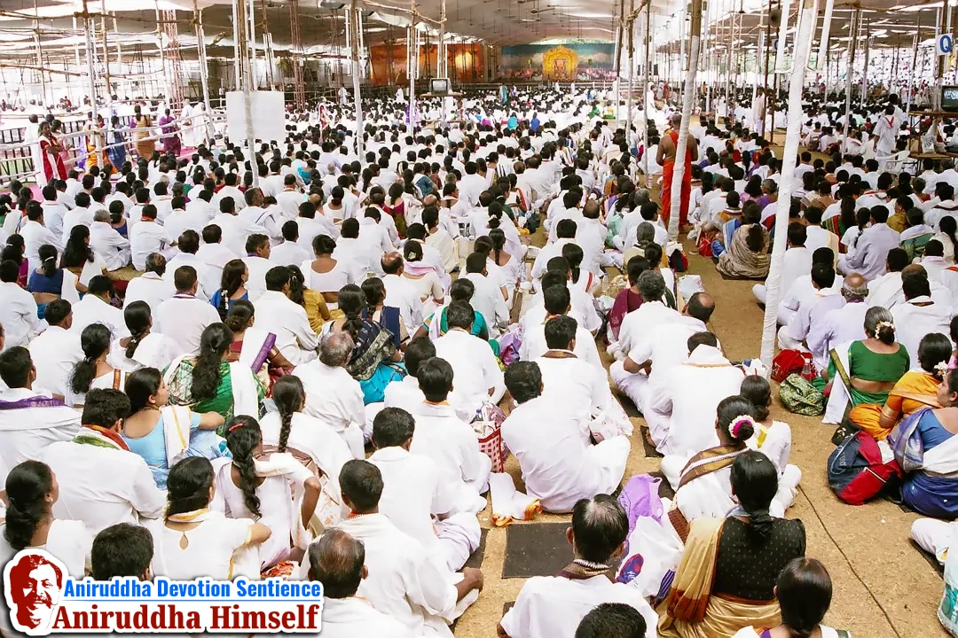 Shraddhavans (Japak) chanting the Tripada Gayatri Mantra during Shree Tripada Gayatri Mahotsav held in 2004