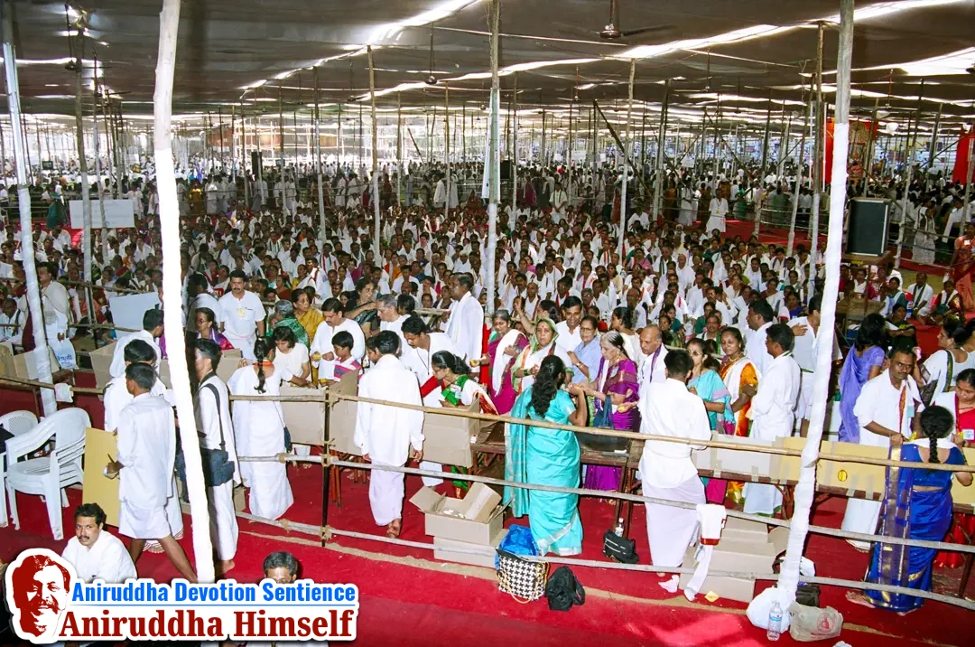 Shraddhavans (Japak) chanting the Tripada Gayatri Mantra during Shree Tripada Gayatri Mahotsav held in 2004