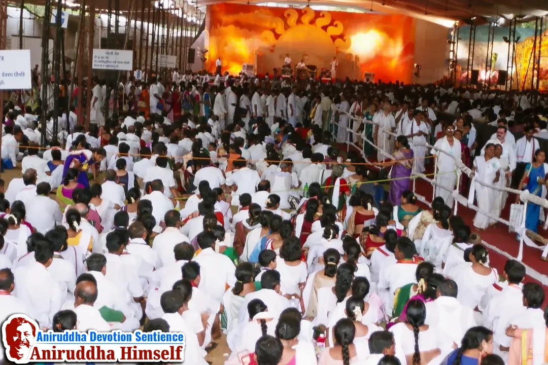 Shraddhavans (Japak) chanting the Tripada Gayatri Mantra during Shree Tripada Gayatri Mahotsav held in 2004