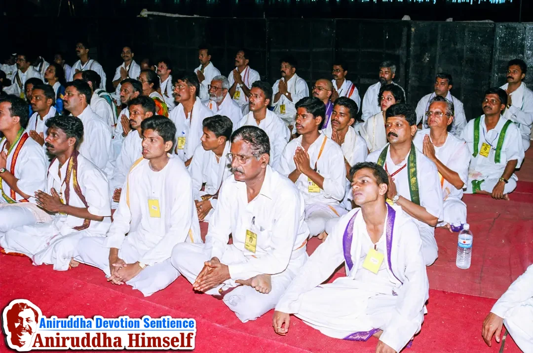 Shraddhavans (Japak) chanting the Tripada Gayatri Mantra during Shree Tripada Gayatri Mahotsav held in 2004